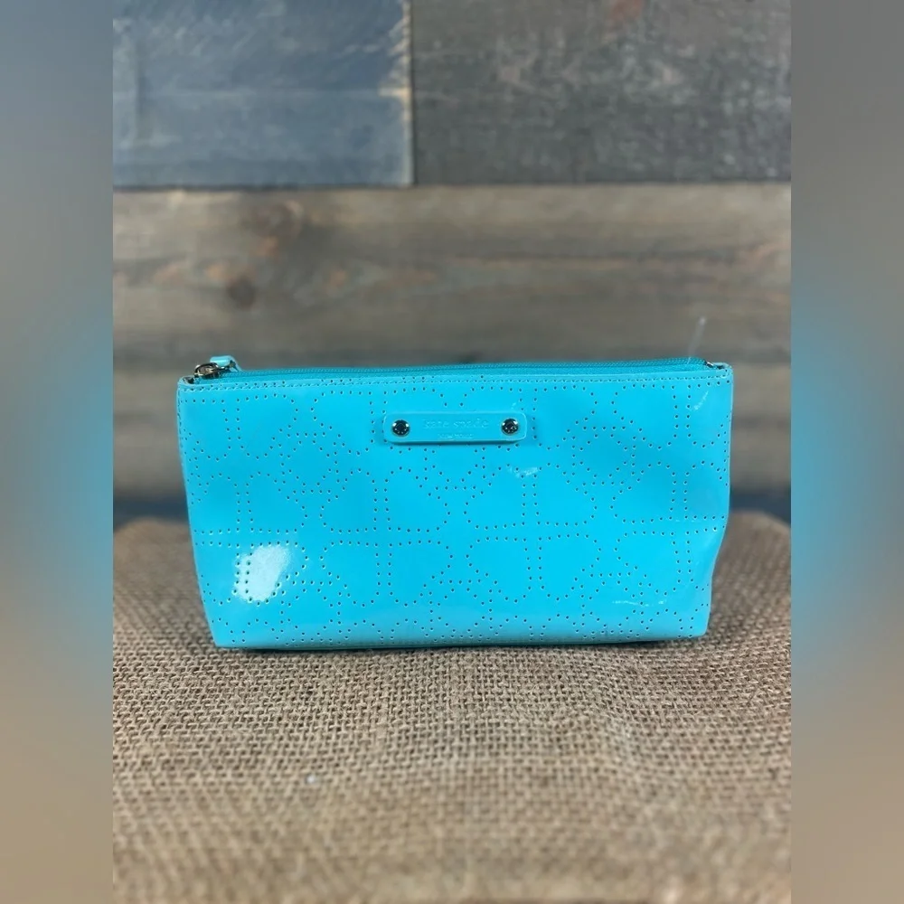 Kate Spade Sparkle cosmetic bag in turquoise patent leather with a 🩵 Pattern